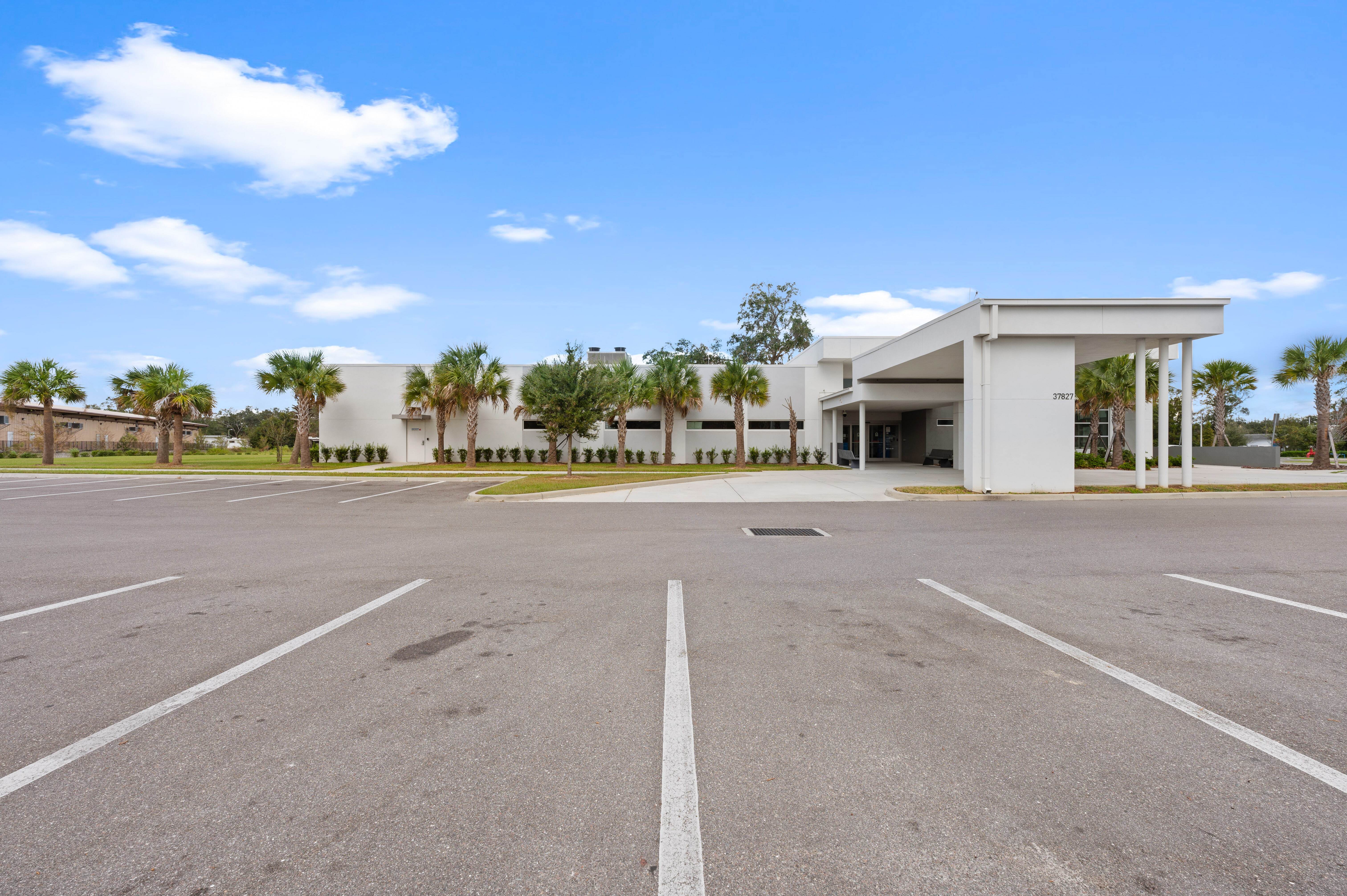 zephyrhills-va-clinic-parking-lot-24
