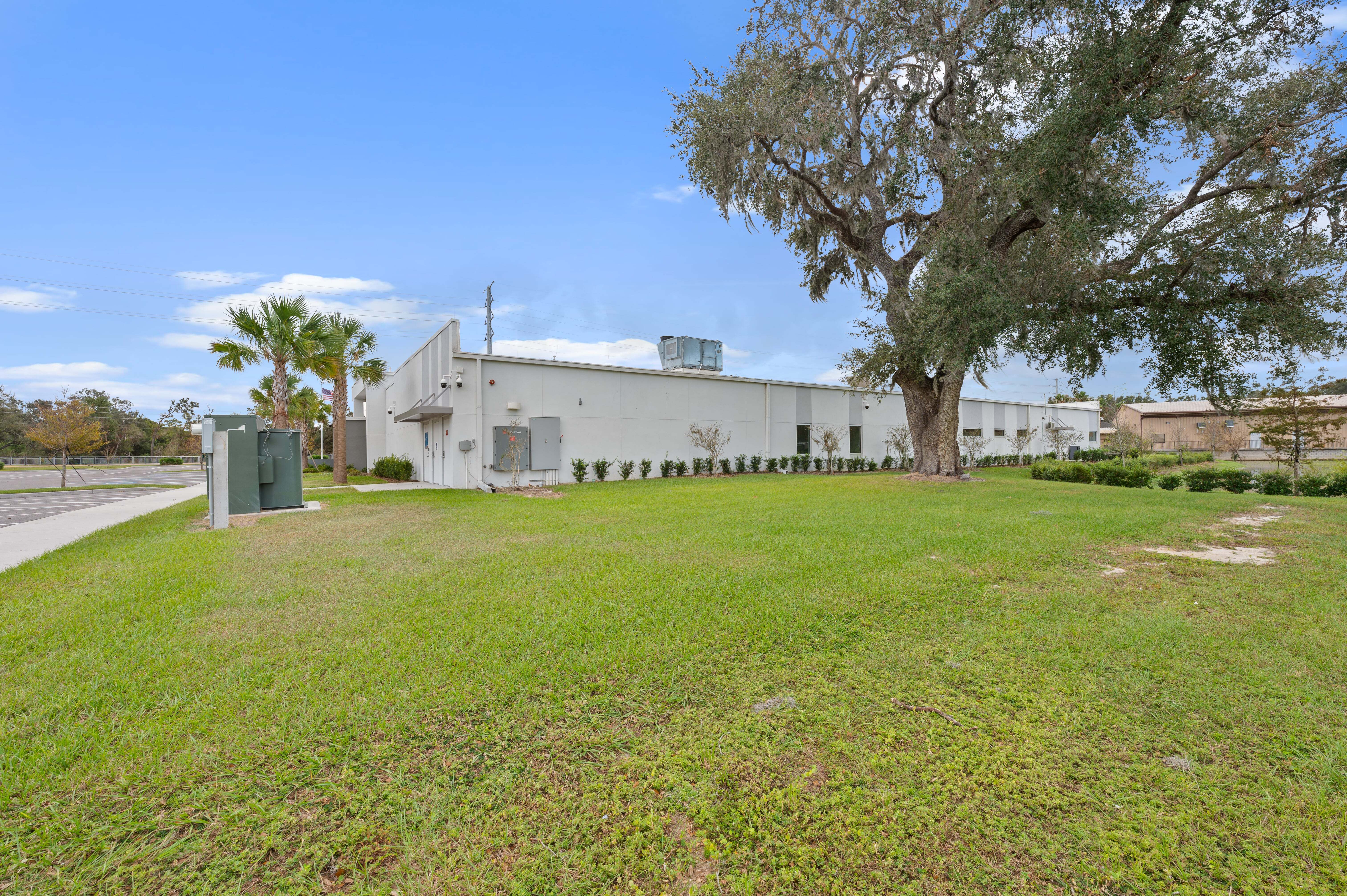 zephyrhills-va-clinic-side-landscaping-27