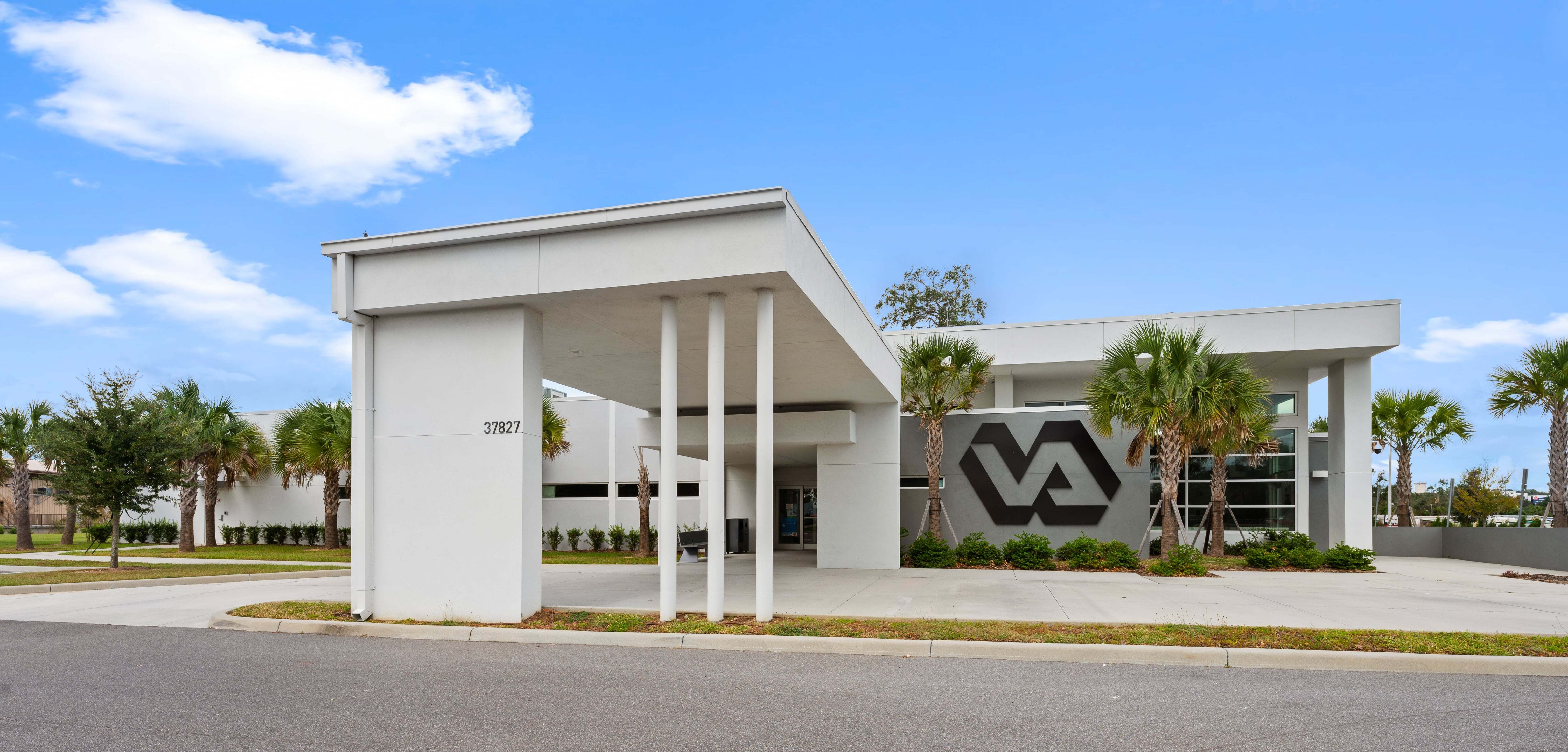 zephyrhills-va-clinic-front-entrance-25